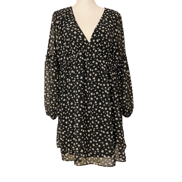 H&M Dresses & Skirts - NWOT H&M Divided V-Neck Babydoll Dress- Black & White Floral-Balloon Sleeves (L)
